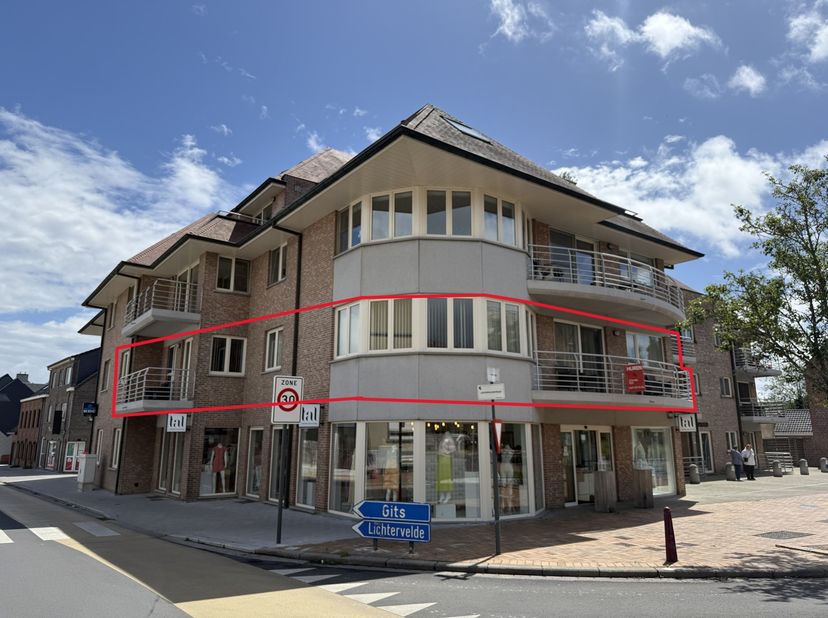 In het centrum van Kortemark treffen we dit ruime, lichtrijke appartement mét garage aan. Het appartement, gelegen op de eerste verdieping, bestaat ui
