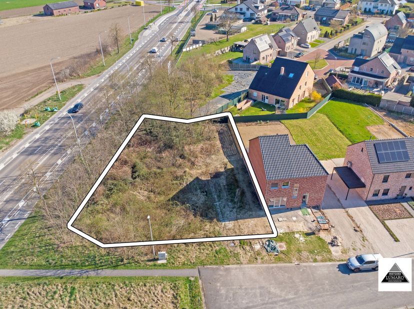 Goed gelegen bouwperceel voor half- open bebouwing.<br />
Tegenover Park- en Natuurgebied, aan het Oude Kanaal. Aangename woonomgeving.<br />
Het perc
