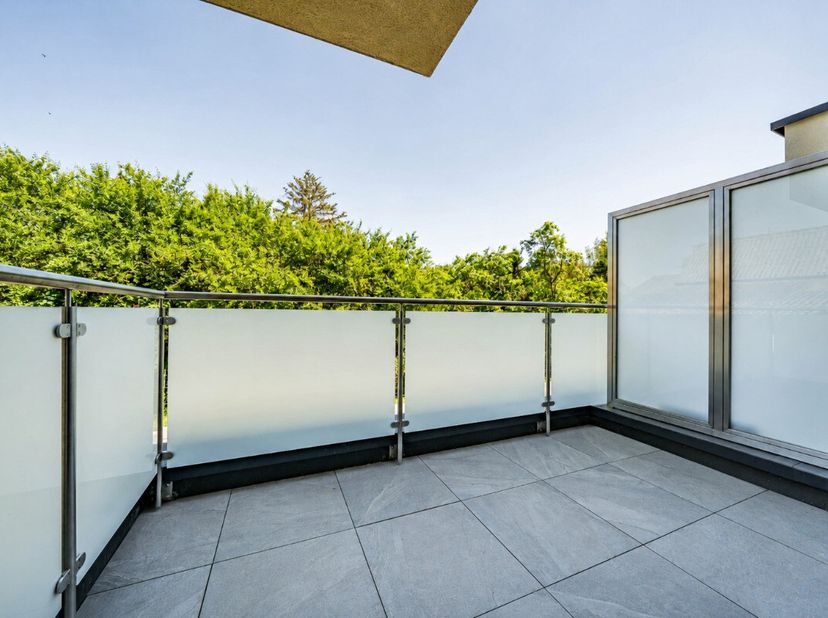 ERA B-LUX biedt dit prachtige gelijkvloerse nieuwbouwappartement te koop aan, gelegen op de begane grond van een modern complex met 6 woningen, gebouw