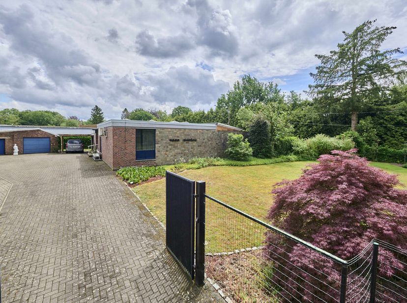 Zeer goed onderhouden gezinswoning op perceel van ruim 1300m², 3 slaapkamers en EPC: B<br />
De woning is als volgt Ingedeeld:<br />
GELIJKVLOERS:<br