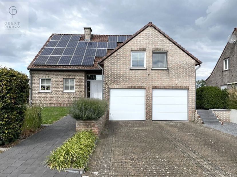 Welkom in deze prachtige villa aan de Neerhespenstraat in Landen, waar ruimte, licht en comfort samenkomen. Met een royale bewoonbare oppervlakte van