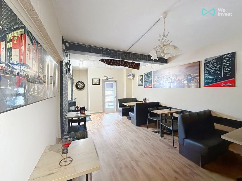 *** A VENDRE *** Clabecq - Bar avec terrasse et situé sur un axe très fréquenté. Cet établissement HORECA a une surface exploitable de +- 75 m². Établ
