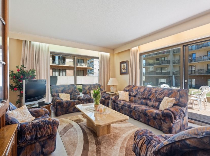 Gelegen op de begane grond, presenteren wij dit charmante appartement van 77 m². Met een slimme indeling en vol lichtinval, beschikt deze woning over