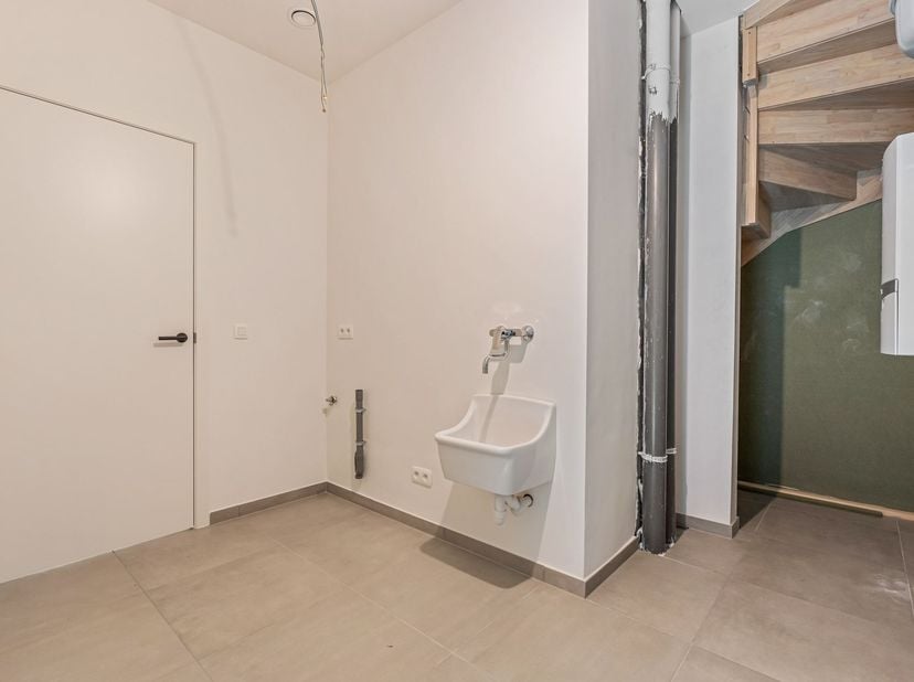Deze moderne stadswoning met een bewoonbare oppervlakte van maar liefst 220 m² is volledig afgewerkt en instapklaar. Dankzij de doordachte indeling, d