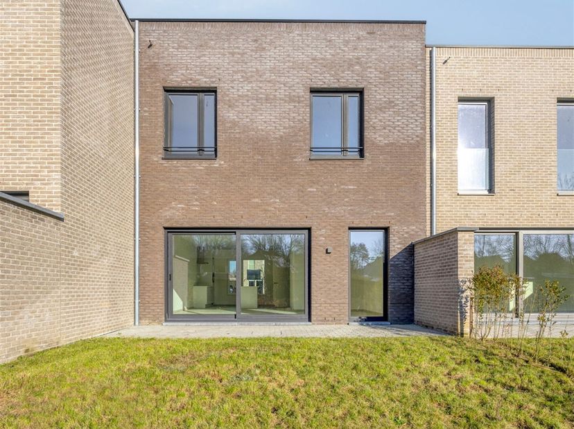 Deze woning verwelkomt je via een ruime inkomhal met gastentoilet, waarna je binnenstapt in de lichtrijke leefruimte met een open, volledig ingerichte