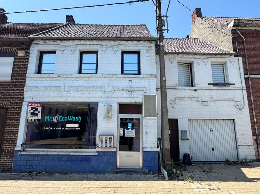 Immeuble de rapport comprenant une surface commerciale et 2 appartements, sis sur la Place de Bernissart. <br />
<br />
Le rez-de-chaussée commercia