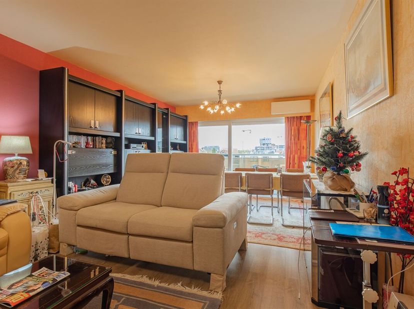 In de Herlevingslaan te Evere bevindt zich dit charmante appartement op de zesde verdieping, met een bewoonbare oppervlakte van 88 m². Gelegen in een