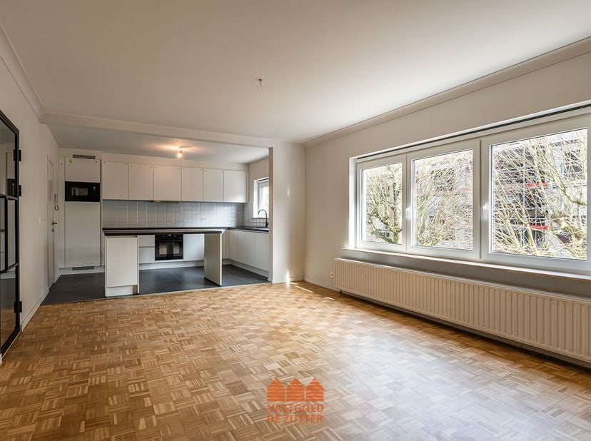 Dit recent gerenoveerde appartement met twee slaapkamers is gelegen in een kleinschalige residentie op een centrale ligging in Gent.<br />
Bij het bin