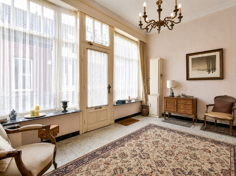 Ontdek deze karaktervolle woning op een topligging in de Nieuwstraat 4 te Torhout. Hier woont u pal in het centrum, met winkels, scholen, horeca en op
