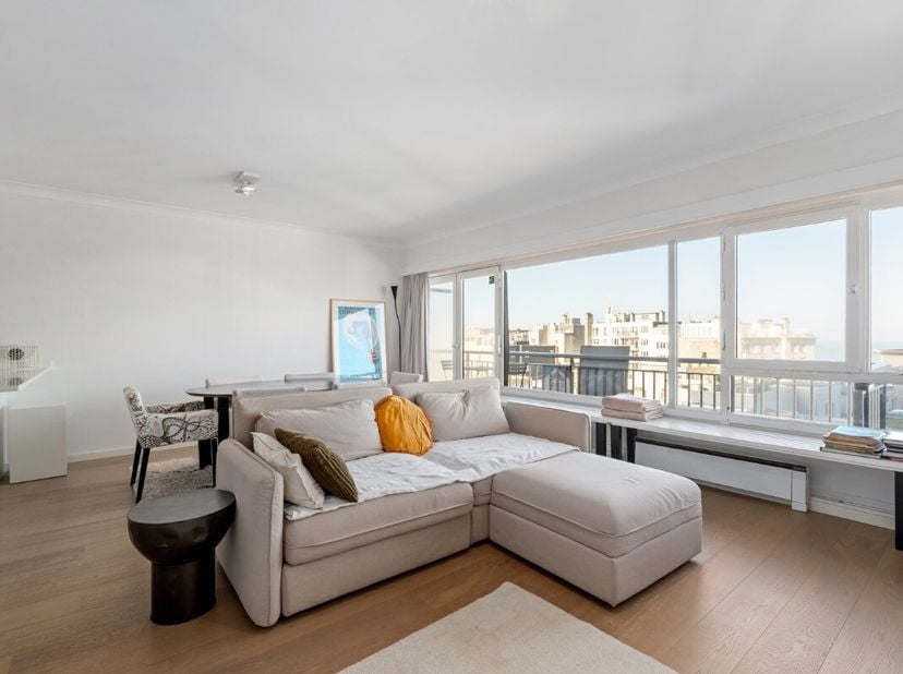 vendre : appartement deux chambres au centre dOstende, avec magnifique vue sur mer et vue panoramique sur la ville. Cet appartement bénéficie dun empl