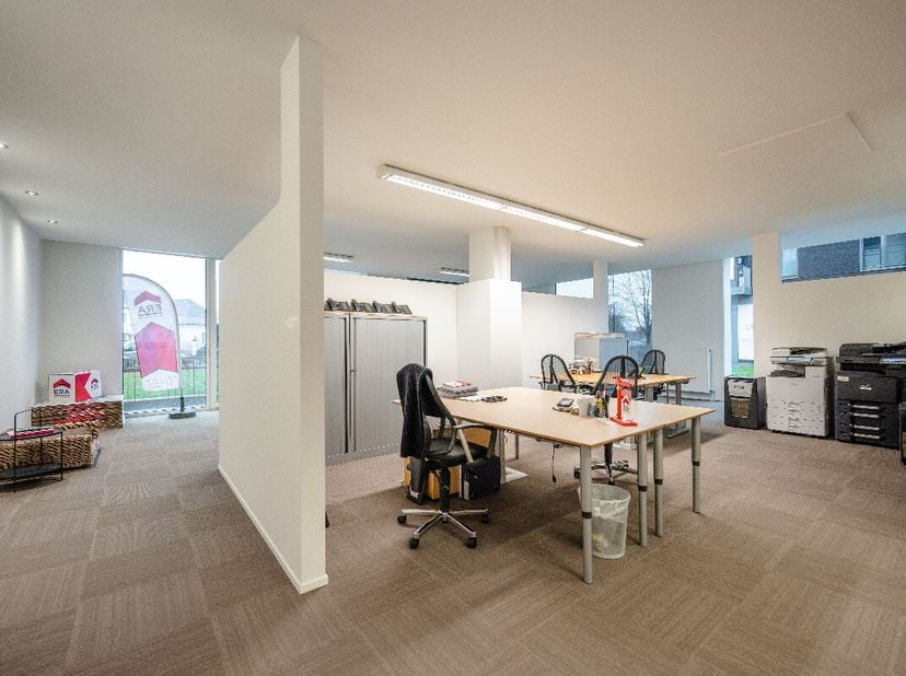 Lommel: Ruime handelsruimte (224m²) te koop. Gelegen op zichtlocatieIdeaal voor kantoren/ vrij beroepBeschikbaar in onderling overlegIndeling:Grote op