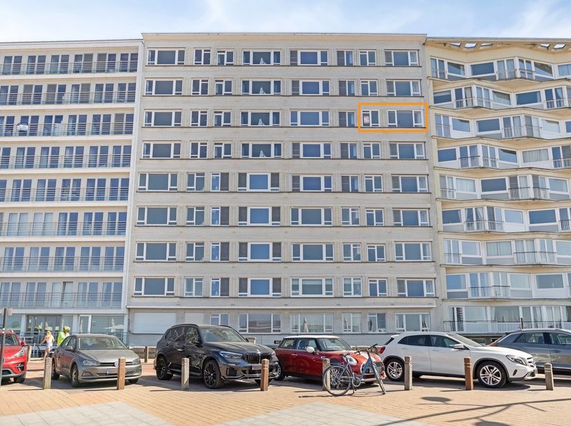 GENIETEN VAN WAANZINNIG ZEEZICHT... Dit SMAAKVOL &amp;amp; LUXUEUS GERENOVEERD appartement met 3 SLAAPKAMERS &amp;amp; FENOMENAAL ZEEZICHT bevindt zich op de