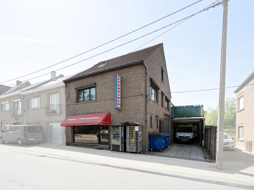 Bien professionnel à vendre
                    à 9340 Lede