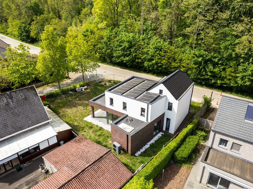 Deze ruime open bebouwing aan de Herentalsesteenweg 42 in Heist-op-den-Berg biedt een sterke woonbasis met 4 slaapkamers, EPC-label A en een vergunde