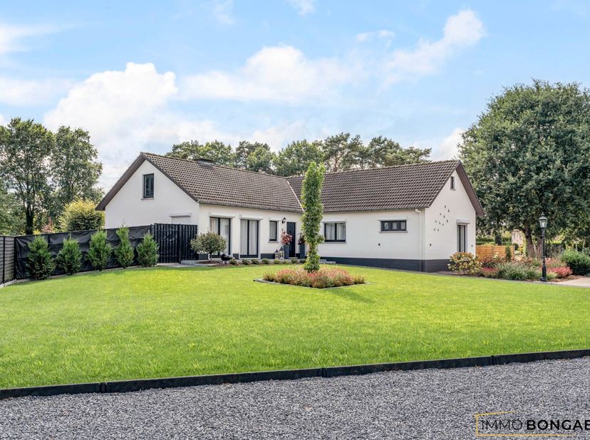 Deze gelijkvloerse woning is gelegen op een perceel van maar liefst 17a04ca op de hoek van de Zonnedauwstraat en de Turfstraat in Gruitrode (Oudsberge