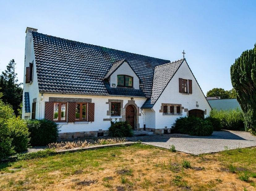 TROEVEN:<br />
+ Elektriciteit conform<br />
+ Geen renovatieplicht<br />
+ Royale tuin en veel privacy<br />
+&amp;nbsp;Strategische ligging nabij het ce