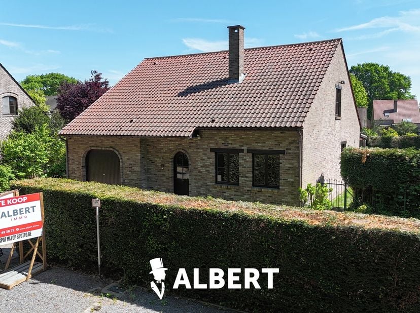Op zoek naar een ruime instapklare ééngezinswoning met tuin op een rustige locatie? Deze woning met bewoonbare opp. van 266m² (bron EPC) is gelegen in