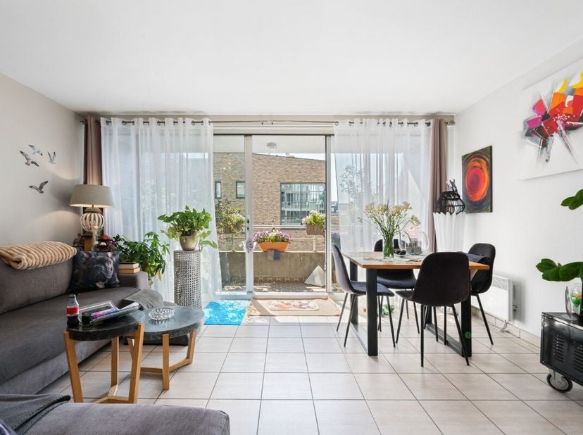 Te koop: instapklaar appartement in Oostende, op korte wandelafstand van de zeedijk en het bruisende centrum. Dit gesloten appartement, gebouwd in 199