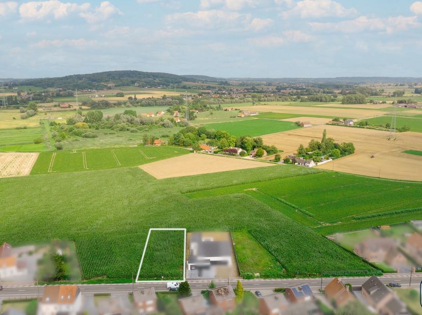 Bent u op zoek naar een bouwgrond op een uitzonderlijke locatie met een prachtig vergezicht? Dan is dit ruime perceel van 1.206 m² voor open bebouwing
