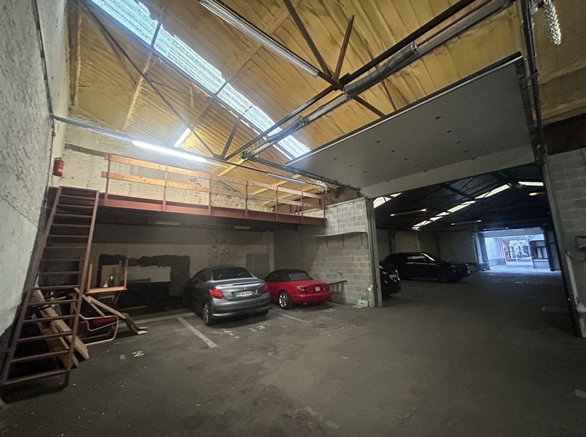 **UNICUM - 6 autostaanplaats met mezzanine bergruimte gelegen in loods**<br />
<br />
In dé Tiensestraat te Leuven, nabij Leuven Centrum en op een boo
