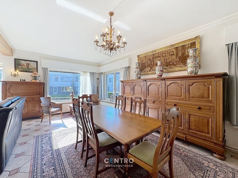 Degelijk gebouwde woning met 3 slpks én 2 garages op een mooi perceel grond van 880m2!<br />
<br />
INDELING:<br />
Gelijkvloers:<br />
Inkomhal - rui