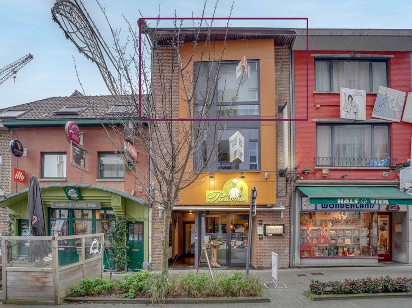 In de gezellige Paardsdemerstraat in Hasselt staat dit verzorgde duplex appartement te koop. Een interessante woonst voor wie graag midden in de stad