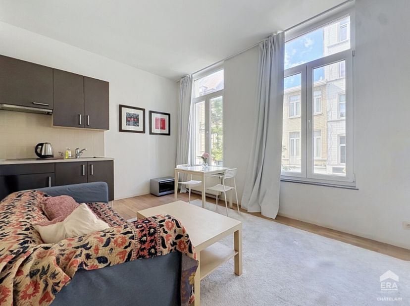 ERA Châtelain biedt deze gemeubelde studio van 30 m² aan, die u zal overtuigen door haar lichtinval en omgeving. De studio bevindt zich op de 1e verdi