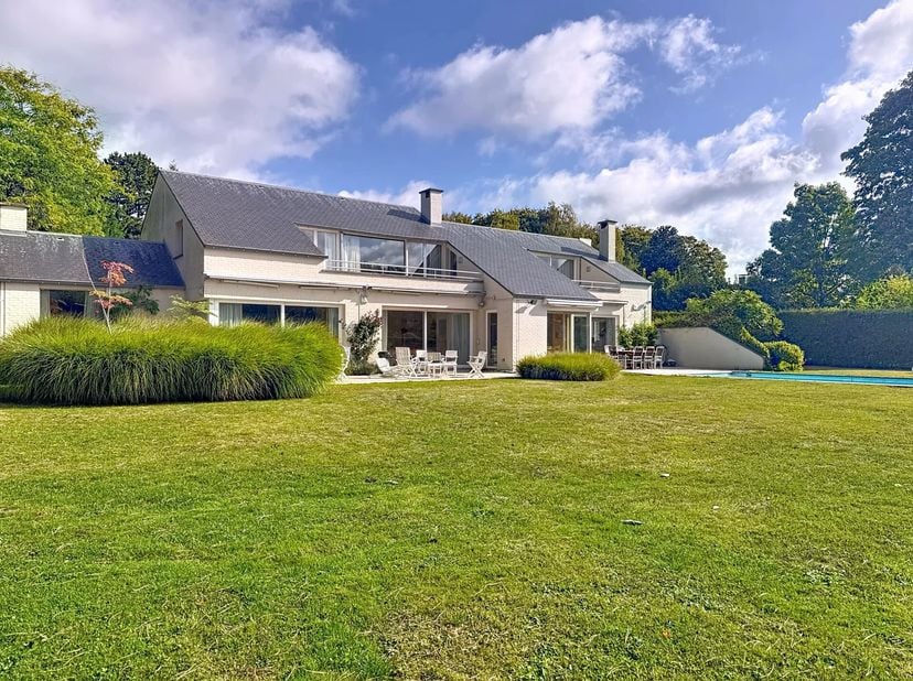 In Rhode, in de zeer gezochte wijk van de voormalige golf, aan de rand van het bos, stelt Barnes u een karaktervolle villa voor, gebouwd in 1988 en ge