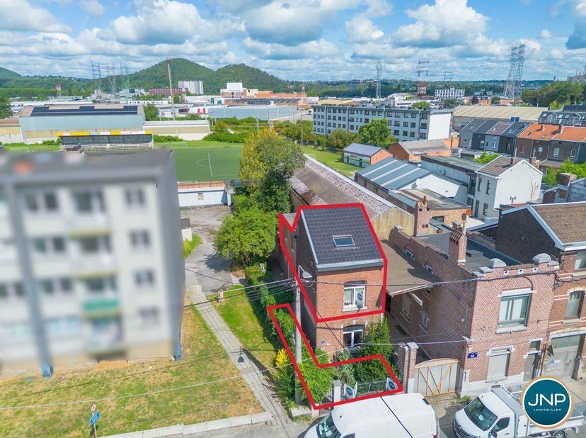 JNP Immobilier a le plaisir de vous présenter cet appartement deux chambres au beau potentiel, dans un immeuble de deux appartements. Ce triplex de 70