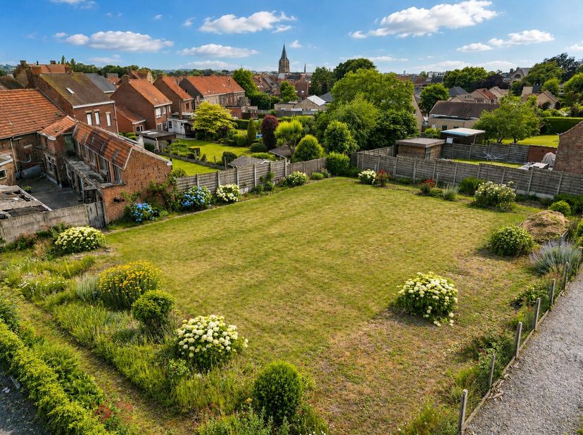 Een verborgen parel in Moorslede<br />
<br />
In Moorslede bevindt zich deze bouwgrond van circa 700 m². Het perceel combineert een rustige woonomgevi