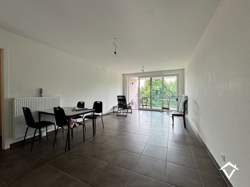 Dit appartement (C1.1) is gelegen op de 1ste verdieping in de Residentie Brouwershof te Westrozebeke (Staden) en bestaat uit: inkomhal - toilet - badk