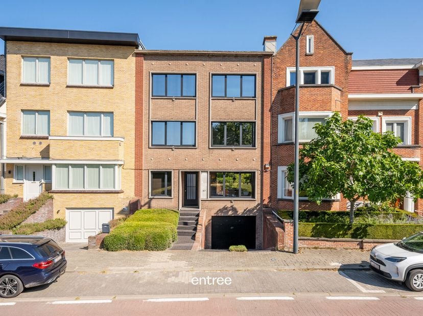 Deze instapklare woning (gerenoveerd in 2018), met een bewoonbare oppervlakte van 332 m² op een terrein van 320 m², is gelegen binnen één van de geken