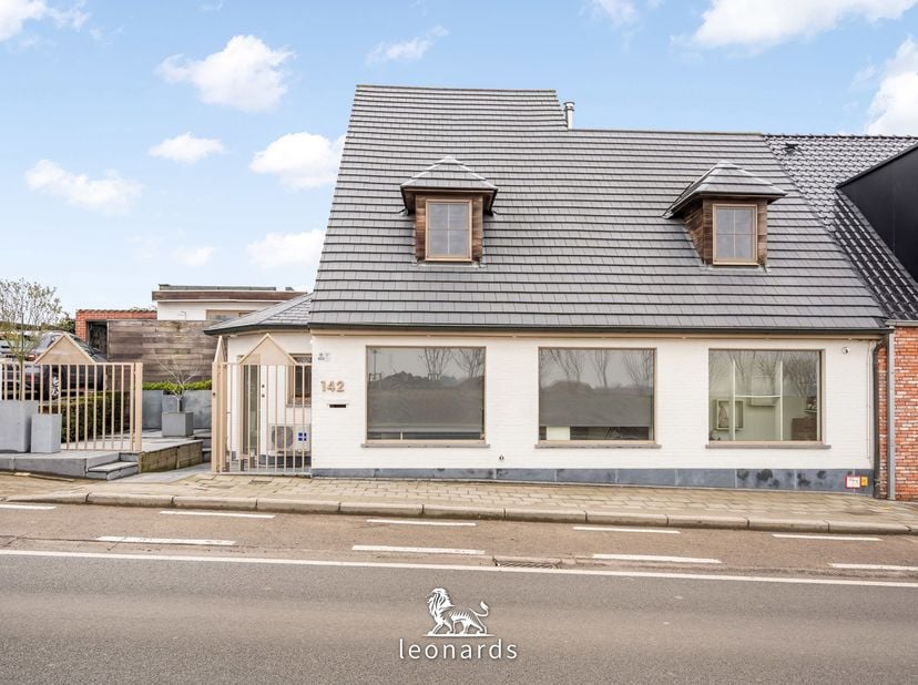 Deze volledig instapklare woning is klaar voor zijn nieuw verhaal. De gerenoveerde woning is energiezuinig met een EPC-label B geniet je hier van een