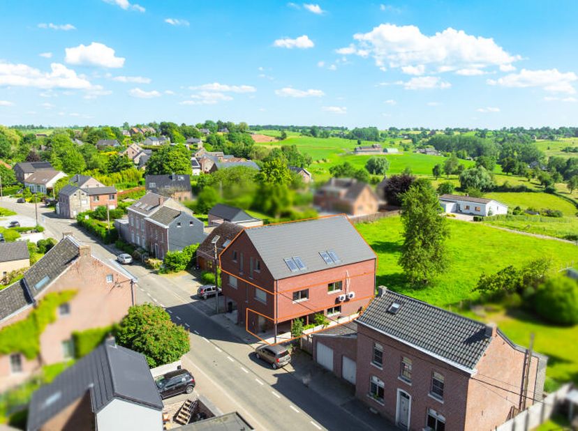Situé au 2ème et dernier étage d'un immeuble de 2019 comprenant 2 logements, agréable et spacieux appartement (+/- 147m² d'après PEB) 3 chambres, gara