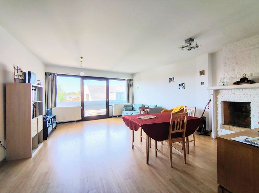 KRAAINEM, vlakbij het Dumonplein. Licht APPARTEMENT (3 slaapkamers/2 badkamers) van ± 103 m² met TERRAS en dubbele PARKEERPLAATS.  Gelegen op de 3e en