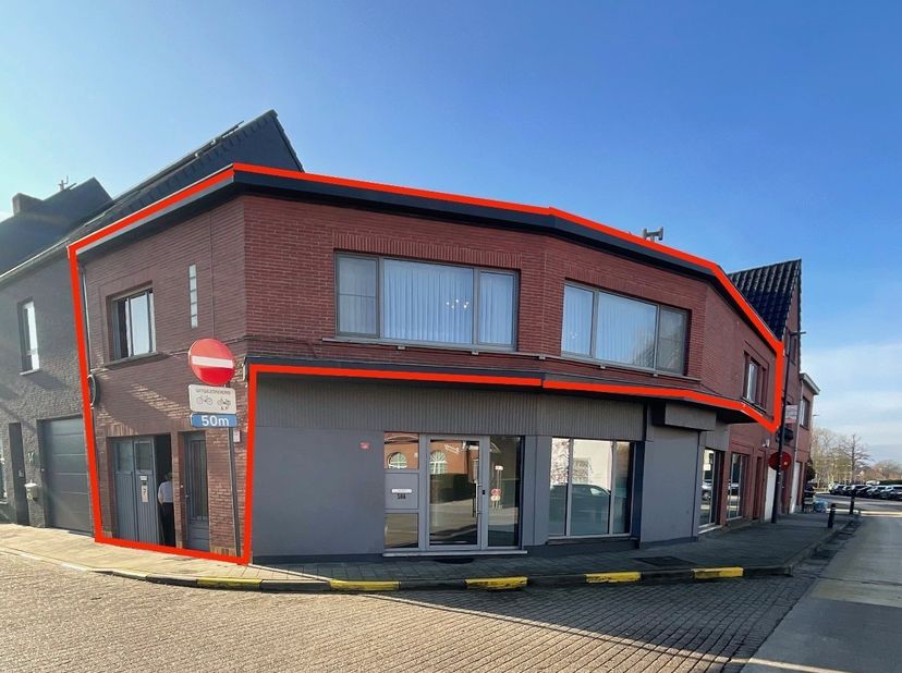 Dit ruim en goed gelegen appartement is ideaal voor het grote gezin.<br />
Het is als volgt ingedeeld: gelijkvloers: garage. Verdiep 1: ruime living,