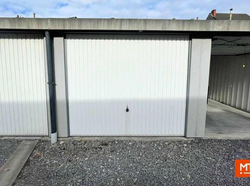 Kortrijk: Garagebox te koop<br />
<br />
Te koop: een garagebox gelegen aan de Brugsesteenweg 55, achter een afgesloten automatische poort.<br />
<br