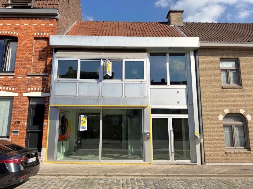 Bien professionnel à vendre à Bruggestraat 233,
                    8930 Menen