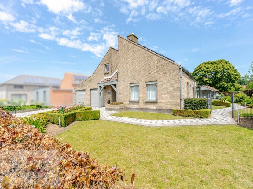 In een rustige zijstraat, op een steenworp van het centrum van Baliebrugge én Ruddervoorde, bevindt zich deze goed onderhouden villa op een mooi perce