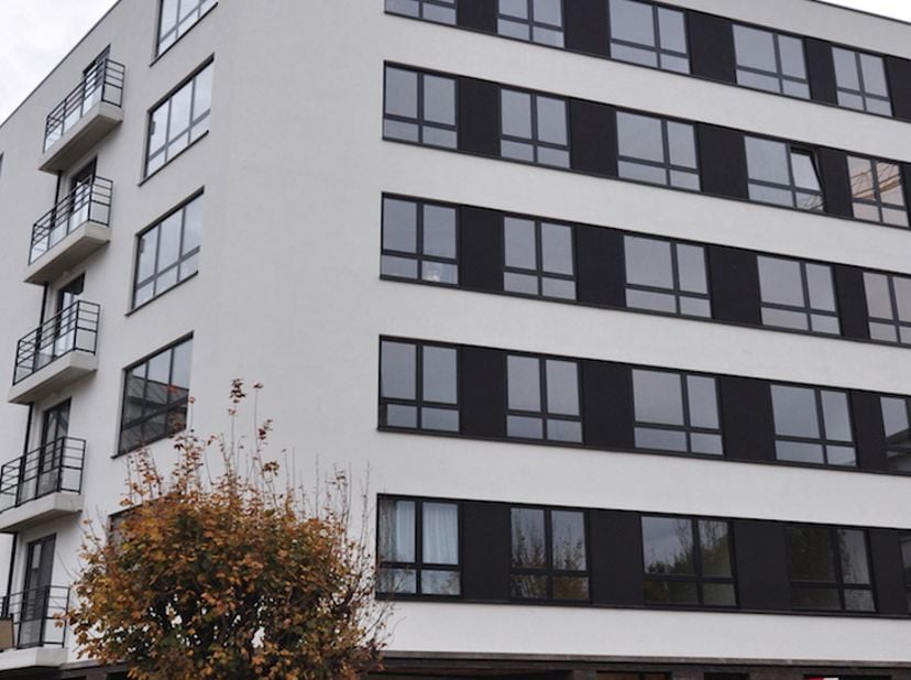 Ontdek dit charmante, volledig gemeubelde eenkamerappartement gelegen op de vierde verdieping van de residentie Magritte in de Franz Guillaumelaan te