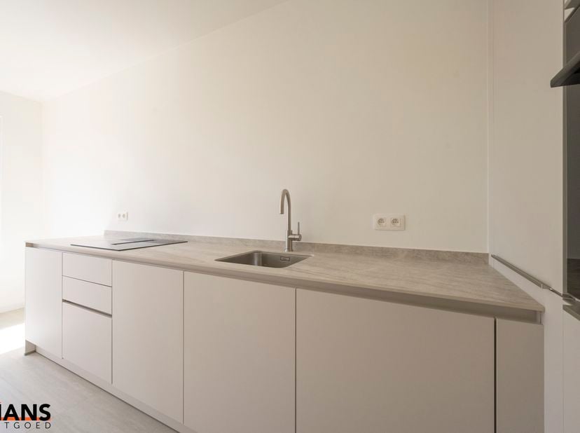 Dit lichtrijke appartement op de tweede verdieping geniet van een uitstekende ligging nabij alle voorzieningen. Het appartement werd recent gerenoveer