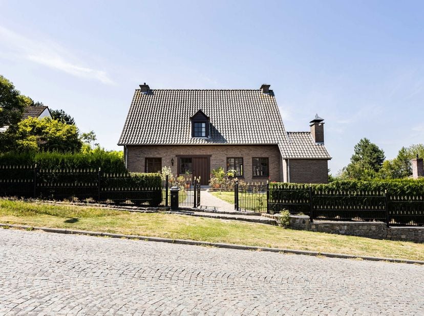 Deze stijlvolle kwalitatieve woning omvat maar liefst 280 m2 bewoonbare oppervlakte. <br />
Op het gelijkvloers een inkomhal (+ gastentoilet), een lic