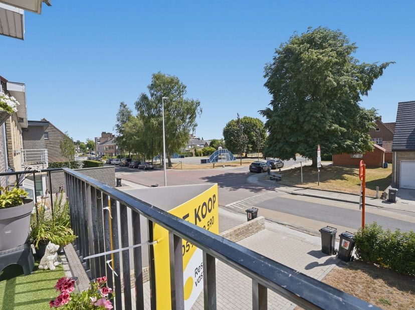 Instapklaar 2-slaapkamerappartement + 2 terrassen, rustig gelegen nabij het centrum van Diksmuide.<br />
<br />
Via de inkomhal met apart toilet berei