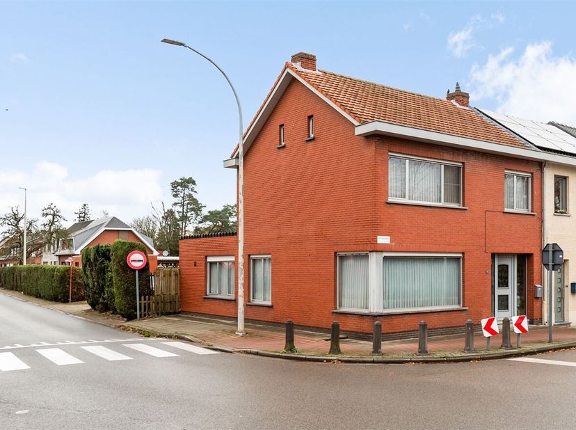 Locatie:<br />
Deze halfopen bebouwing is gelegen in de Emiel Vermeulenstraat 1 in Zoersel, in het centrum van Sint-Antonius. De woning bevindt zich o