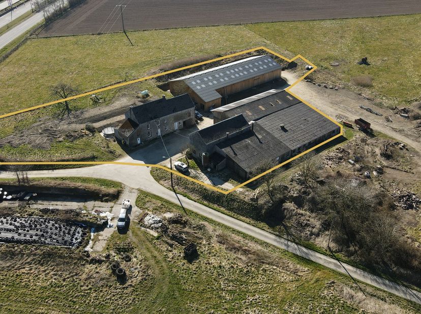 Dans les campagnes Méannaise, venez découvrir cette propriété agricole implantée sur un terrain de 54 ares 37 centiares. Le bien se compose d'un corps