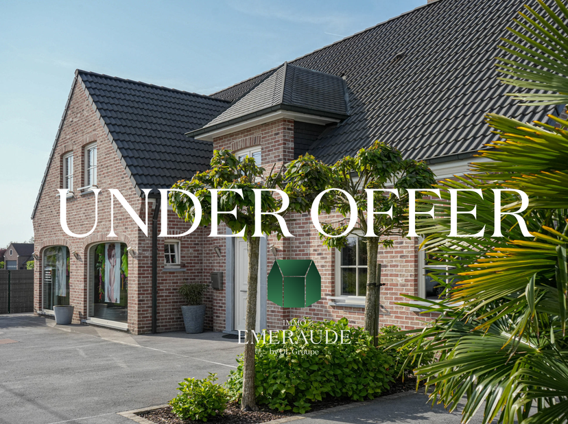 Villa contemporaine aux volumes généreux avec espace professionnel et jardin aménagé<br />
Érigée il y a ±14 ans sur un terrain de ±1.104 m², cette él
