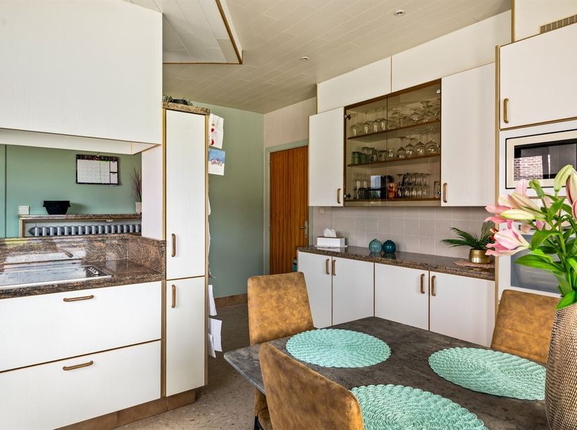 Deze charmante en instapklare open bebouwing in Lokeren is gelegen op een ruim perceel van 13a 87ca en combineert comfort, ruimte en functionaliteit.