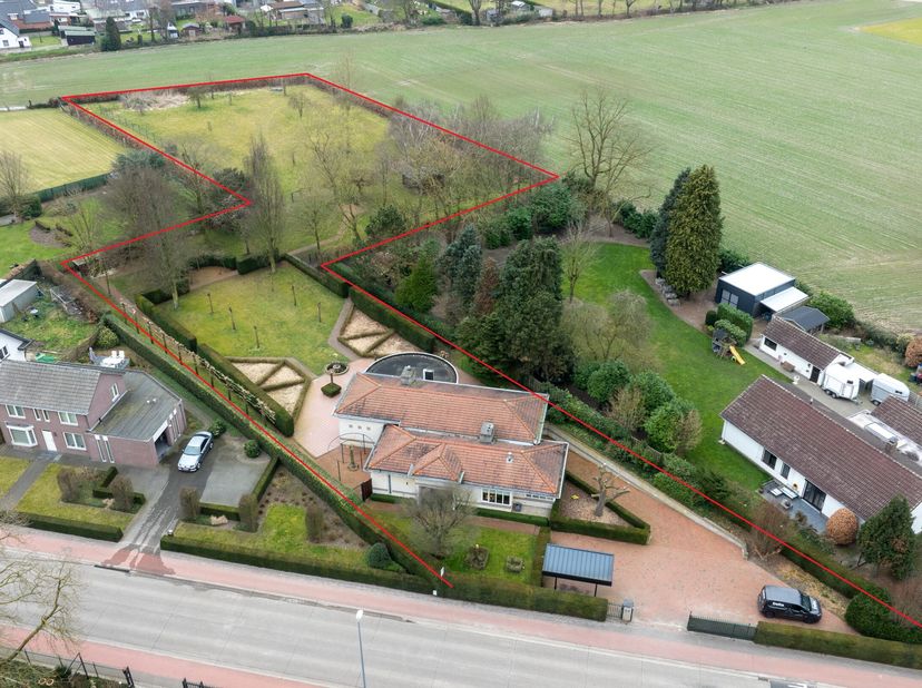 Prachtige woning met mooie privétuin en aansluitend weiland met een totale perceel oppervlakte van 5.908 m². De woning beschikt over een inkomhal met