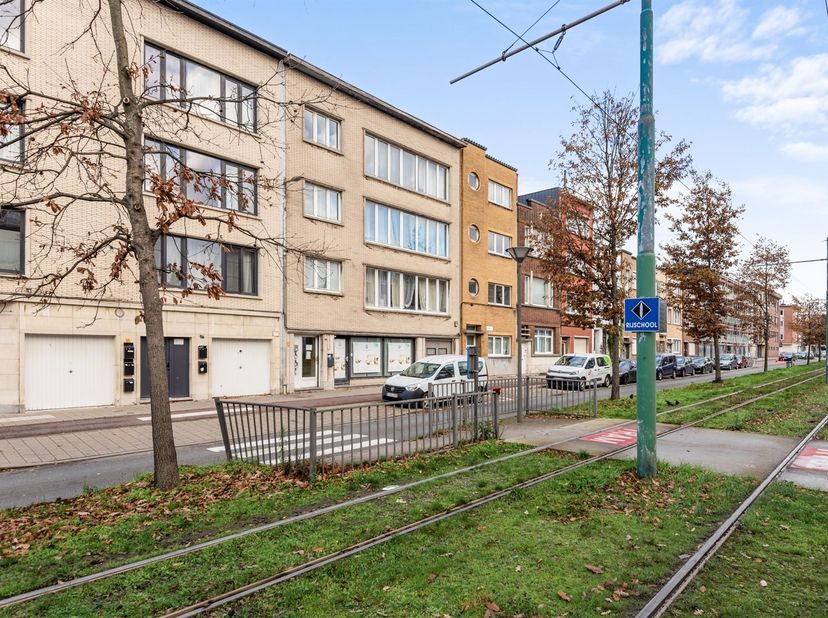 Opbrengsteigendom met drie ruime appartementen en handelsgelijkvloers <br />
<br />
<br />
Ligging:<br />
Dit veelzijdige opbrengsteigendom bevind