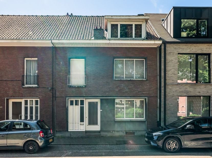 Te renoveren woning met 5 slaapkamers, dubbele garage en een zuid-georiënteerde tuin – veel mogelijkheden!<br />
<br />
Uitstekende centrale ligging |